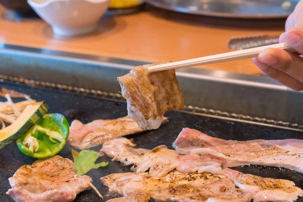 구운된 돼지고기 고기는 난로에 — 스톡 사진