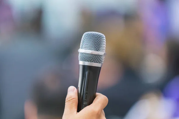 Main Microphone Dans Salle Réunion Pour Une Conférence — Photo