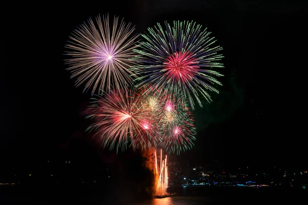 お祝い 記念日や新年の休日の概念のために夜の美しいカラフルな花火 — ストック写真