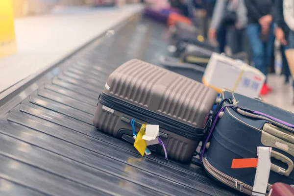 机场内装有传送带的手提箱或行李 — 图库照片