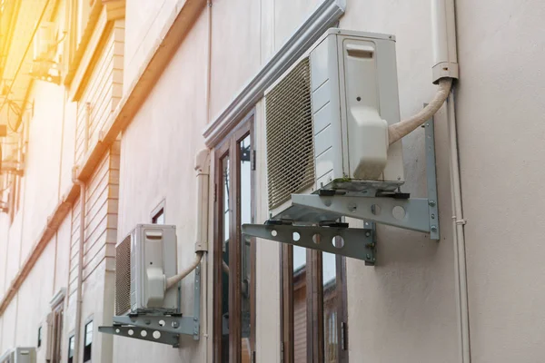 エアコン コンプレッサー システム組み立てビルディングの窓 — ストック写真