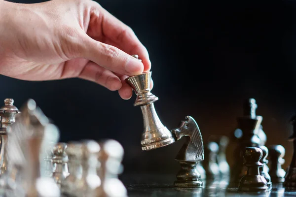 Mano Del Hombre Negocios Moviendo Juego Tablero Ajedrez Juego Éxito — Foto de Stock