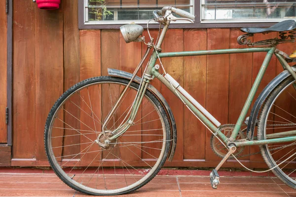 Retro Fahrrad Alter Hölzerner Hauswand — Stockfoto