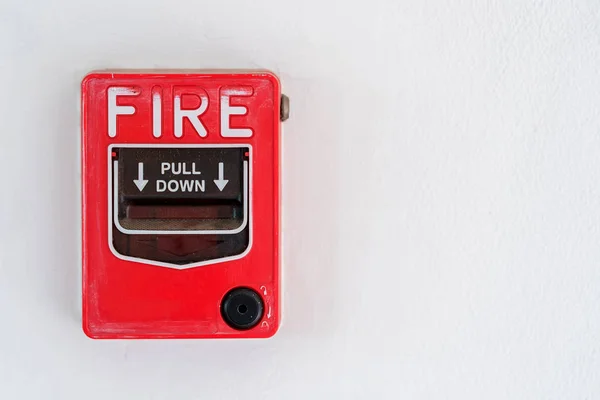 Beyaz Duvar Arka Plan Üzerinde Yangın Alarm Sistemine Geçiş — Stok fotoğraf