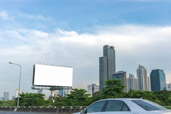 城市道路上的广告牌空白 用于广告背景 — 图库照片