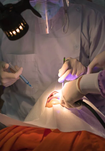 超音波工具歯患者をクリーニング ドクター — ストック写真
