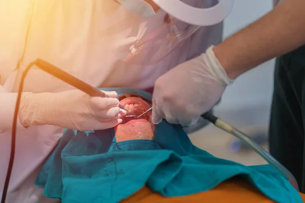 Doctor Cleaning Teeth Patient Ultrasonic Tool — Stock Photo, Image