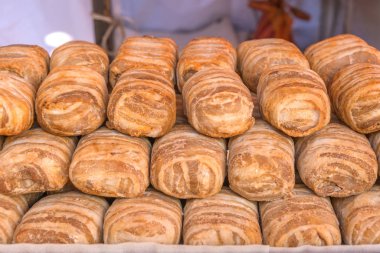 Pastırma bir garnitür bit pazarında Kyoto Japon tarzı sokak gıda ile sarılı pirinç topları.