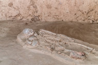 Antik mezar mezar iskelet insan kemiklerinden.