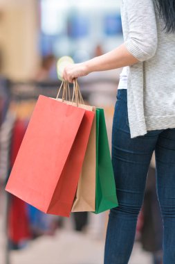 Beyaz arka plan, tüketim, satış ve insan kavramına izole edilmiş çantalar taşıyan alışveriş yapan kadın.