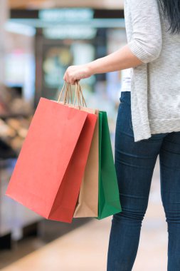 Beyaz arka plan, tüketim, satış ve insan kavramına izole edilmiş çantalar taşıyan alışveriş yapan kadın.