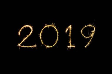 Mutlu yeni yıl 2019 metin el yapımı sparkles havai fişek yazılı.