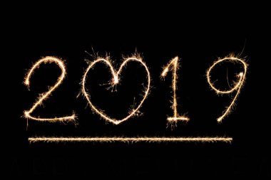 Mutlu yeni yıl 2019 metin el yapımı sparkles havai fişek yazılı .
