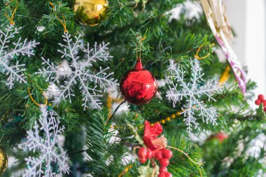 Dekorasyon için Noel ve Yılbaşı tatil arka plan ile Noel ağacı.