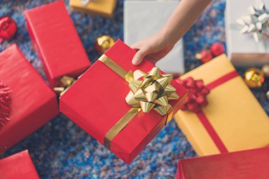 Noel arka planda yay kurdele ile lüks yeni yıl hediye kutusu ve Noel hediye kutulu.