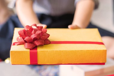 Noel arka planda yay kurdele ile lüks yeni yıl hediye kutusu ve Noel hediye kutulu.