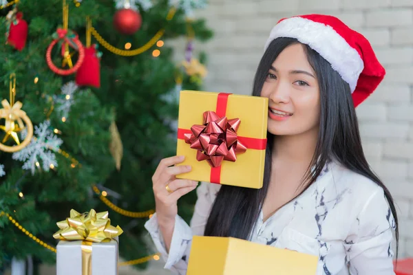 Gelukkige Vrouw Dragen Kerstmuts Houden Een Geschenken Vakantie Van Kerstmis — Stockfoto