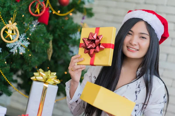 Gelukkige Vrouw Dragen Kerstmuts Houden Een Geschenken Vakantie Van Kerstmis — Stockfoto