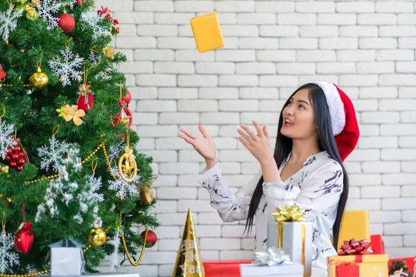 Счастливая Женщина Шляпе Санта Подарком Рождество Новый Год — стоковое фото