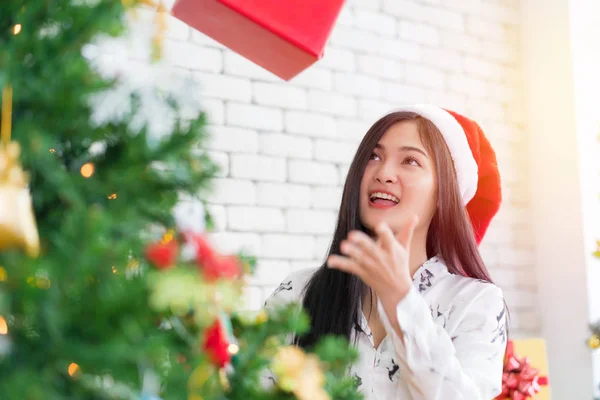 Счастливая Женщина Шляпе Санта Подарком Рождество Новый Год — стоковое фото