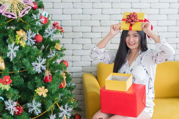 Gelukkige Vrouw Dragen Kerstmuts Houden Een Geschenken Vakantie Van Kerstmis — Stockfoto