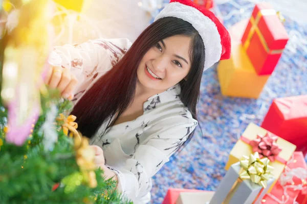 Красивая Молодая Женщина Украшает Рождественский Орнамент Елке Рождество Новый Год — стоковое фото