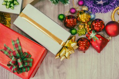 Çam ağacı ve dekorasyon tasarımı için Noel arka plan.