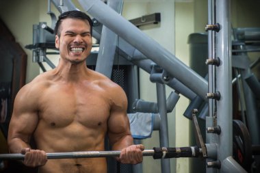 kişisel fitness eğitmeni göstermek onun kas veya altı paketi ile güçlü kel vücut geliştirmeci.