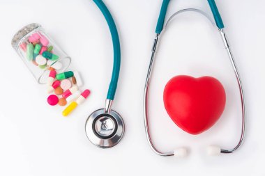 Doktor ve tıbbi bakım insanlar için stetoskop ve uyuşturucu hap kontrol hastalara şifa.