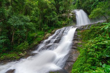 Huay Saai Leung Şelalesi Tayland yağmur ormanlarındaki güzel bir şelaledir..