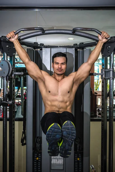 Entrenador Fitness Personal Mostrar Sus Músculos Fuerte Culturista Calvo Con —  Fotos de Stock