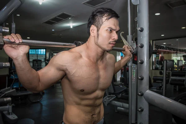 Personal Fitness Trainer Zeigt Seine Muskeln Oder Starke Glatze Bodybuilder — Stockfoto