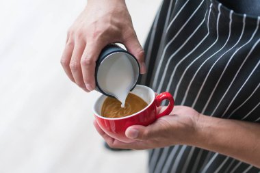 süt dökme latte veya cappuccino kahve barista.