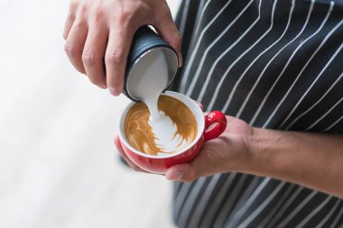 süt dökme latte veya cappuccino kahve barista.