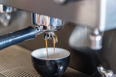 Kahve makinesi kafede espresso yapıyor..