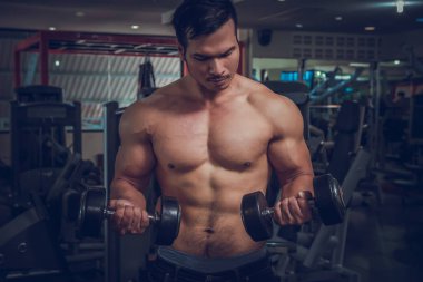 kişisel fitness eğitmeni göstermek onun kas veya altı paketi ile güçlü kel vücut geliştirmeci.