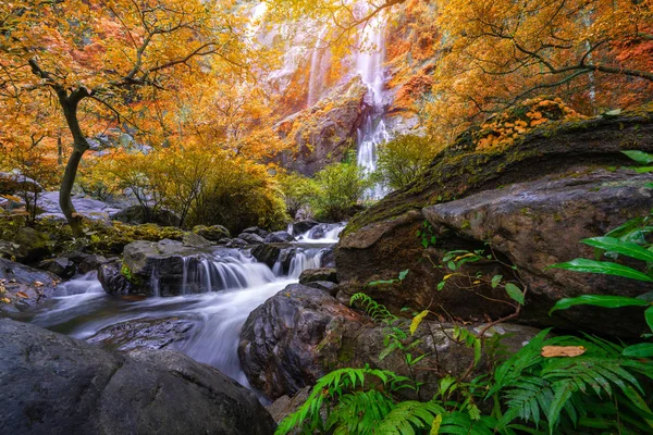 长兰瀑布是泰国热带雨林中美丽的瀑布 — 图库照片