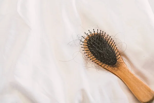 Peine Pérdida Cabello Problema Sentado Cama Dormitorio —  Fotos de Stock