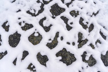 Kar için arka plan açık taş kaplı.