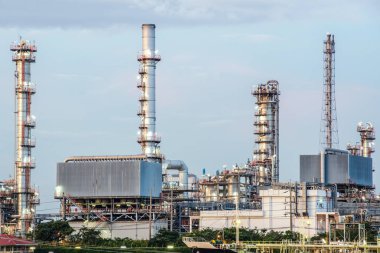 petrol rafinerisi fabrikada twilight bangkok Tayland.