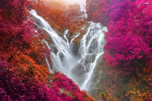 Pitugro滝はしばしばハート型の滝と呼ばれます — ストック写真