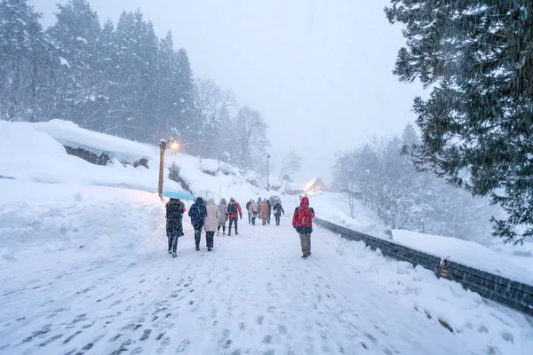 Turistické Chůzi Sněhu Zimě Shirakawago Krytý Silnici Japonsku — Stock fotografie