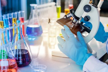 Ekipman ve bilim deneyleri yapan bilim adamları araştırma için kimyasal sıvı içeren ya da laboratuvar ortamında test tüpü olarak kullanılan laboratuvar camları kullanırlar..