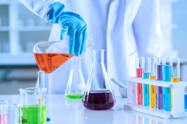 Ekipman ve bilim deneyleri yapan bilim adamları araştırma için kimyasal sıvı içeren ya da laboratuvar ortamında test tüpü olarak kullanılan laboratuvar camları kullanırlar..