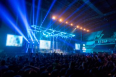 Sahnede bulanık müzik markası ya da konser canlı ve odaksız eğlence konseri ışıklandırması lazer ışınları, parti konsepti ile sahnede.