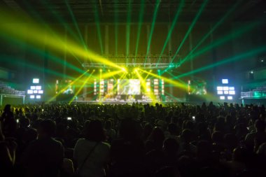Sahnede müzik markası gösterimi ya da sahnede Lazer ışınları ve parti konseptiyle Konser Canlı ve Etkisiz Konser konser ışıklandırması.