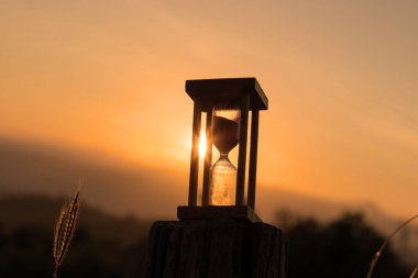 Zaman kavramı kum saati ile sabah gündoğumu Mountain.