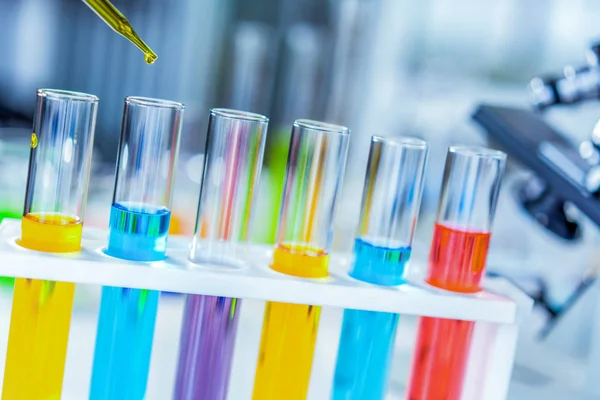 Ekipman Bilim Deneyleri Yapan Bilim Adamları Araştırma Için Kimyasal Sıvı — Stok fotoğraf