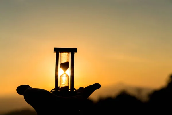 Hand Hält Sanduhr Mit Sonnenaufgang Morgen Zeitkonzept — Stockfoto