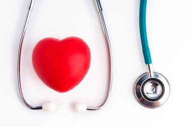Doktor ve tıbbi hemşirelik insanlar için kırmızı kalp ve stetoskop 